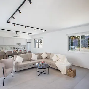 https://kube-luxury-villas.hotelsatayianapa.com